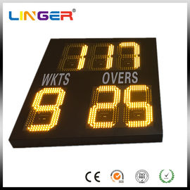 Il piccolo tabellone segnapunti elettronico del cricket per dentro, semplice scrive dentro il colore a macchina giallo